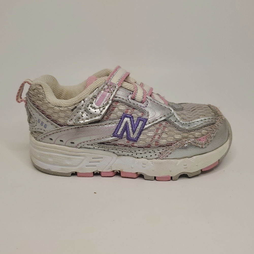 𝅺new Balance Girls 686 Sneaker Shoes Metallic KV686